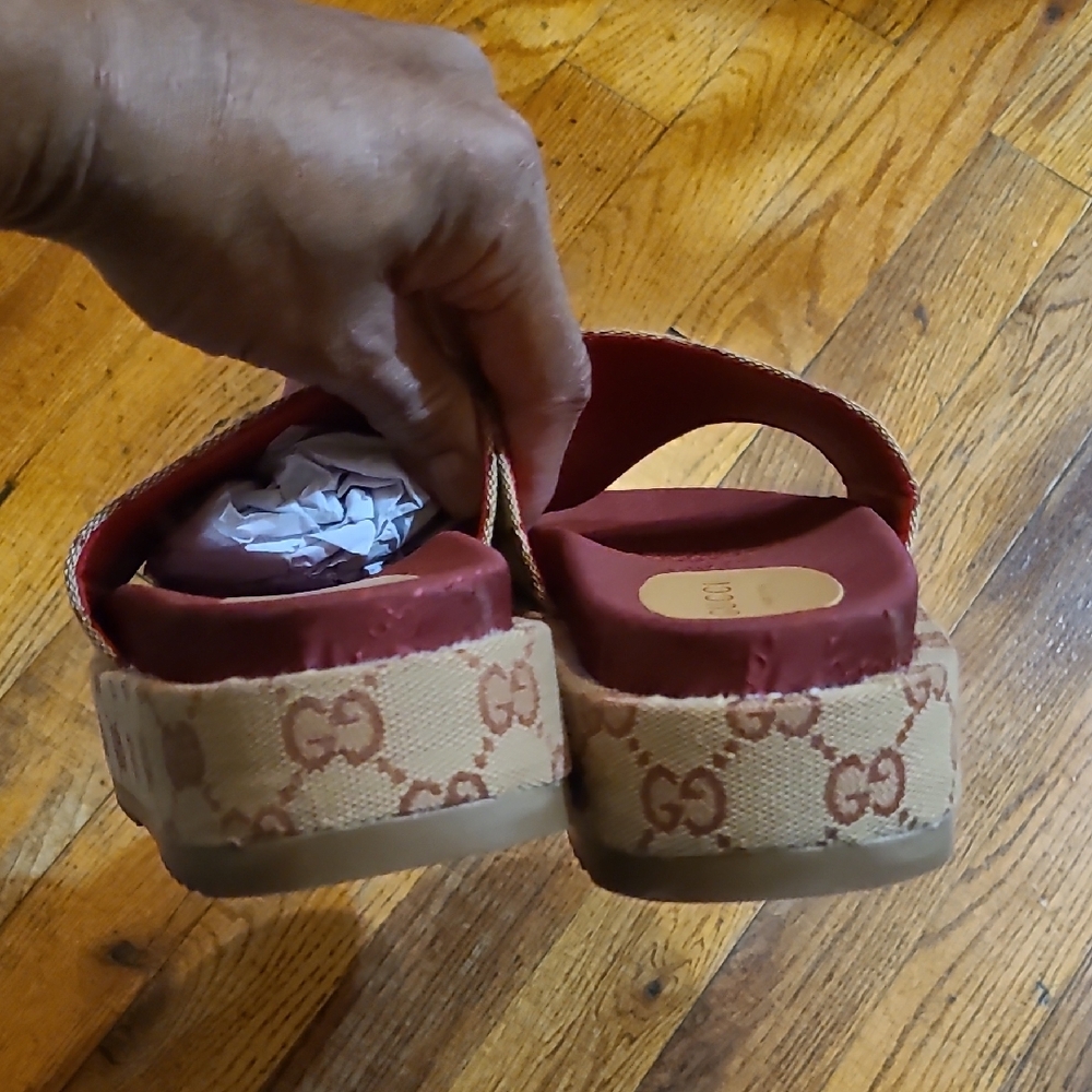 Gucci Beige and Burgundy Logo Slides - Picture 2 of 9